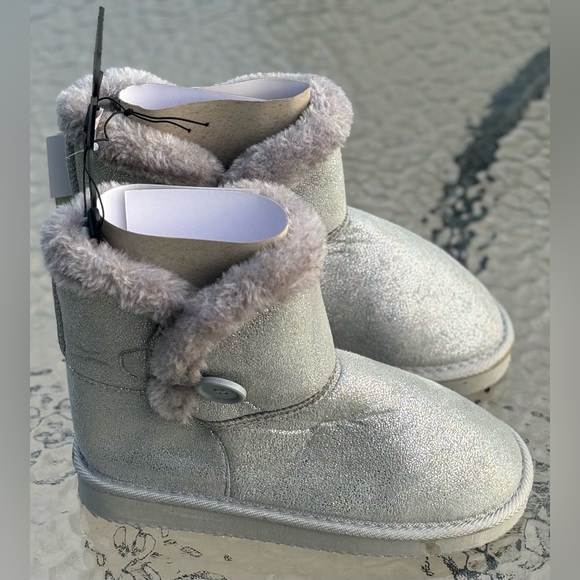 Cute Sliver Boots Size 2 - Picture 2 of 6